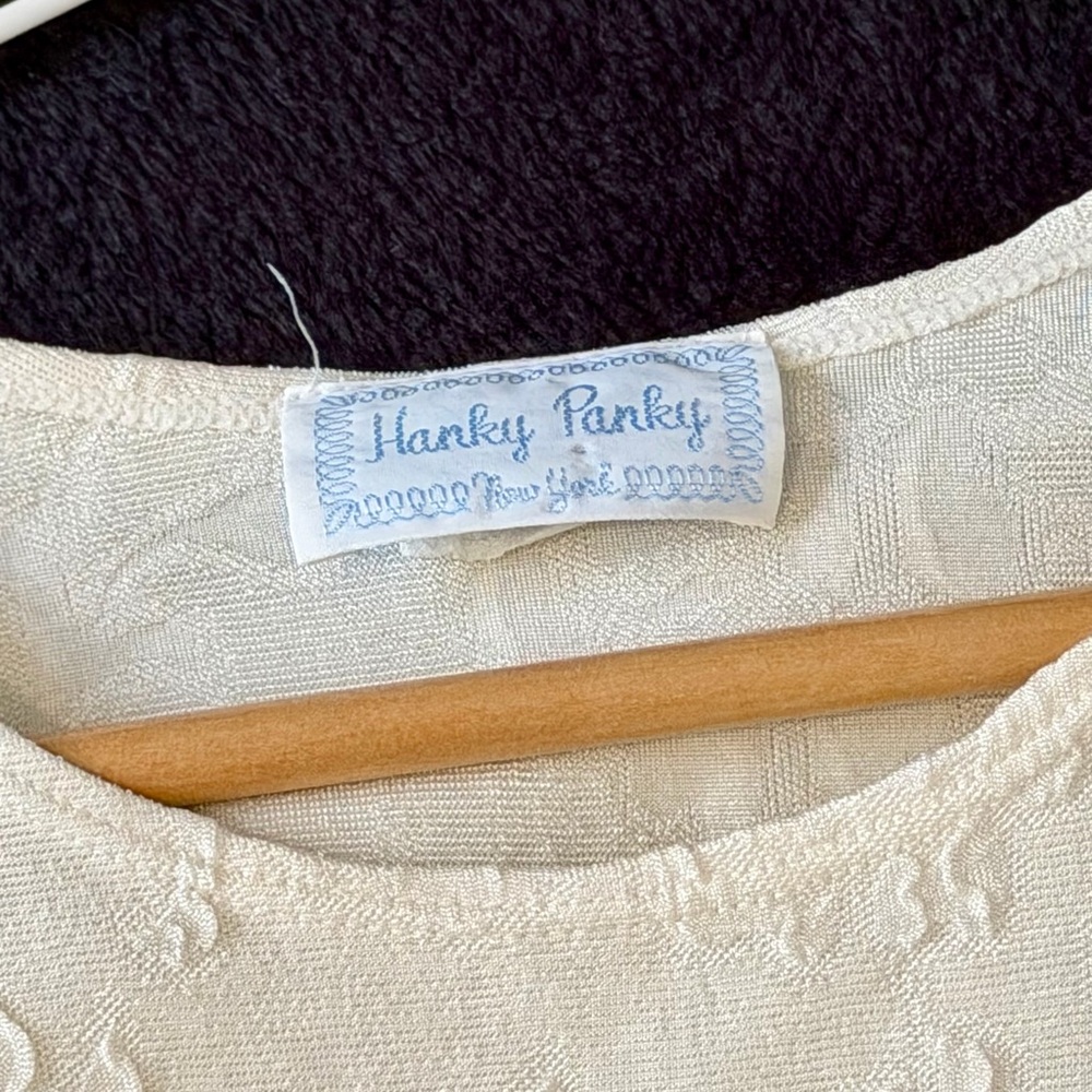 ✨ Vintage Hanky Panky Cream Textured Floral Top ✨ - Picture 4 of 8